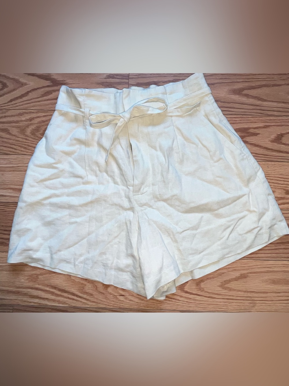 Women’s Abercrombie & Fitch beige linen-blend belted shorts Size Small